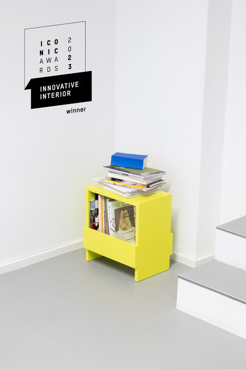 Hocker und Beistelltisch Stoolbox aus Massivholz mit Stauraum in schwefelgelb mit Iconic Award Logo